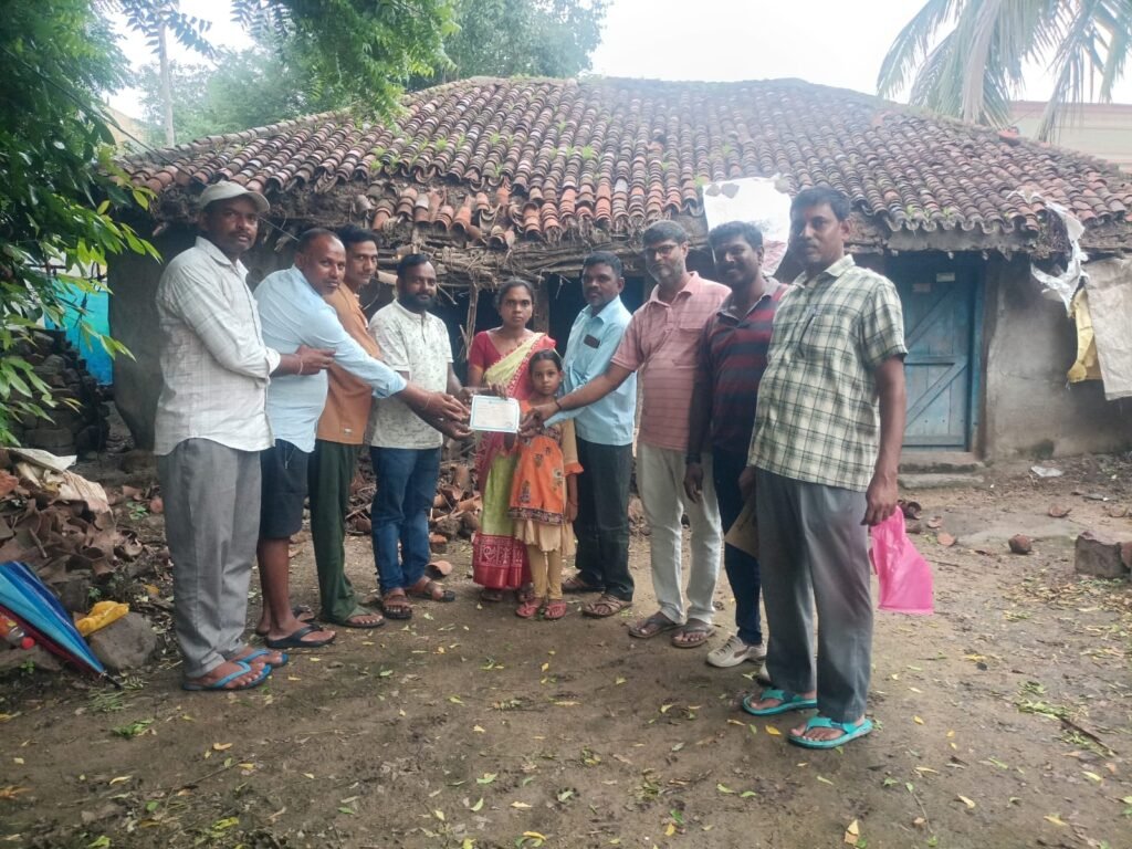 నిరుపేద కుటుంబానికి అండగా చిన్ననాటి స్నేహితులు