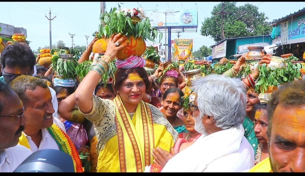 కురుమ కులస్తుల బోనాల వేడుకల్లో మనాలి ఠాకూర్
