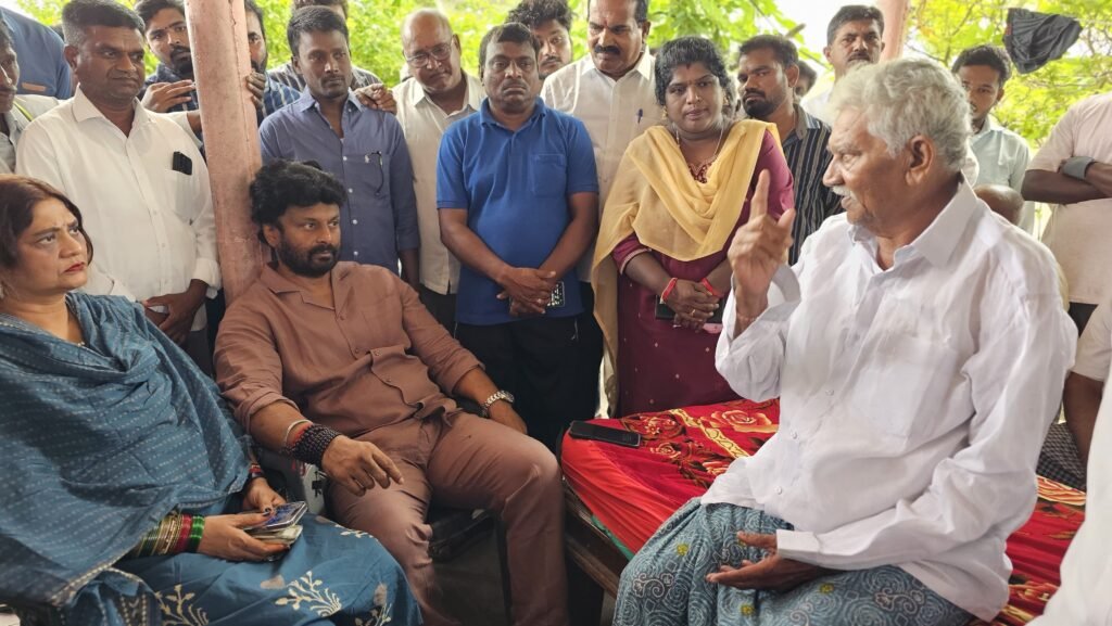 హనుమాన్ రెడ్డిని పరామర్శించిన ఎమ్మెల్యే దంపతులు