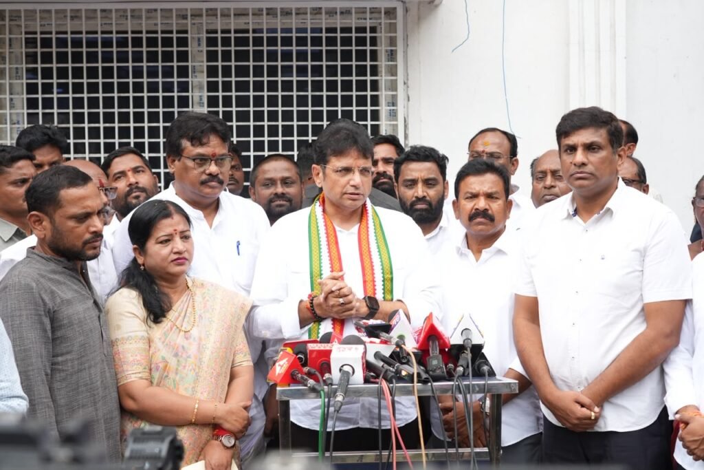కేటీఆర్‌ అసత్యాలతో ప్రజలను పక్కదోవ పట్టిస్తున్నారు: శ్రీధర్‌బాబు