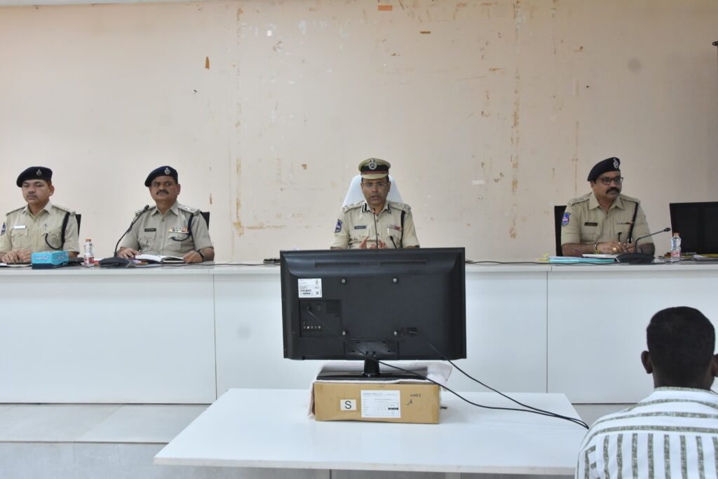 పెండింగ్ కేసులను త్వరితగతిన పరిష్కరించాలి