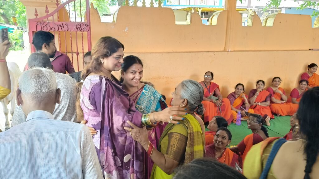 సుందిళ్ల లక్ష్మీనరసింహస్వామిని దర్శించుకున్న మనాలి ఠాకూర్