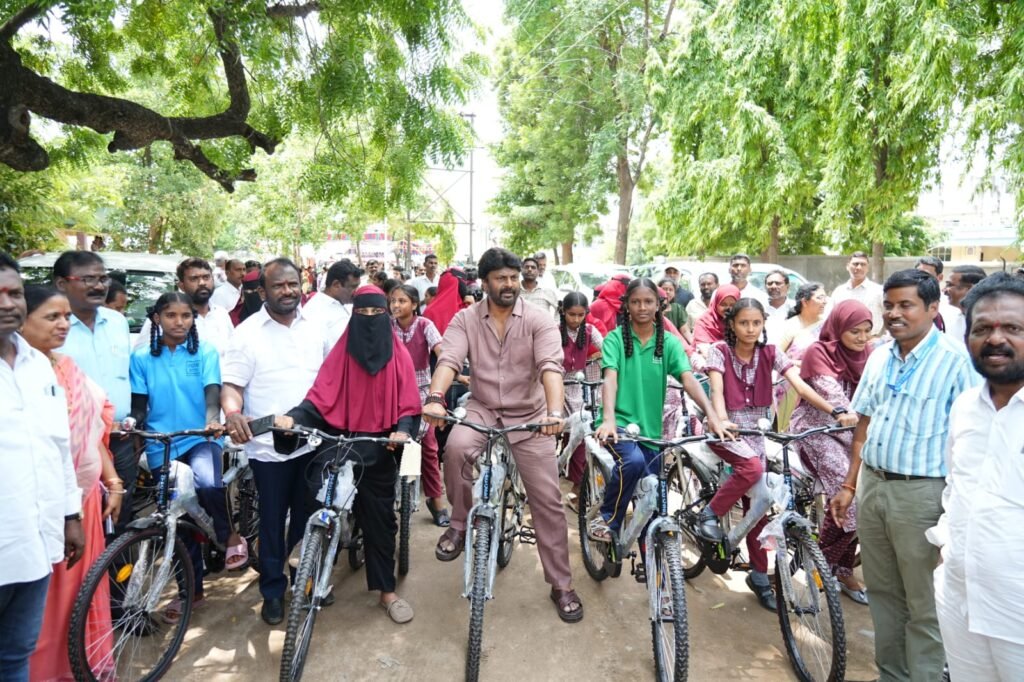 గోదావరిఖనిలో 500 సైకిళ్ల పంపిణీ
