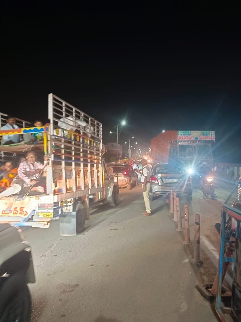 గద్వాల ఫ్లై ఓవర్ బ్రిడ్జి పై..
