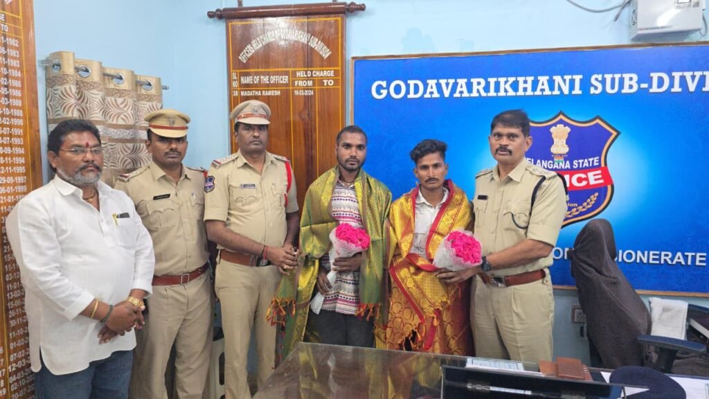 బాలికను కాపాడిన యువకులకు ఏసీపీ సన్మానం