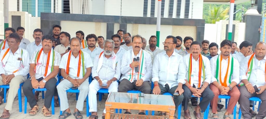 పుట్ట మధు వ్యాఖ్యలపై కాంగ్రెస్ నేతల తీవ్ర ఆగ్రహం