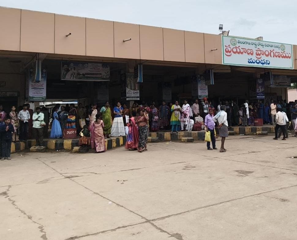 మంథని ఆర్టీసీ నిర్లక్ష్యం.. ప్రయాణికుల నరకయాతన!